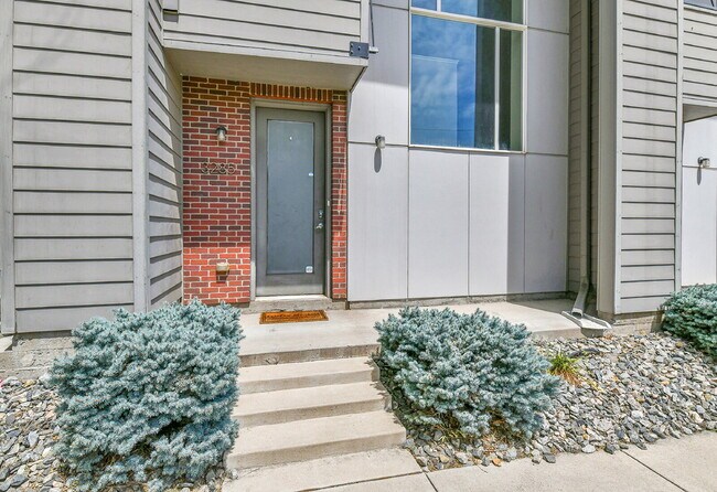 Building Photo - $2,895.95- 2 Bed/2.5-bathroom Townhome in Denver with Rooftop Deck!