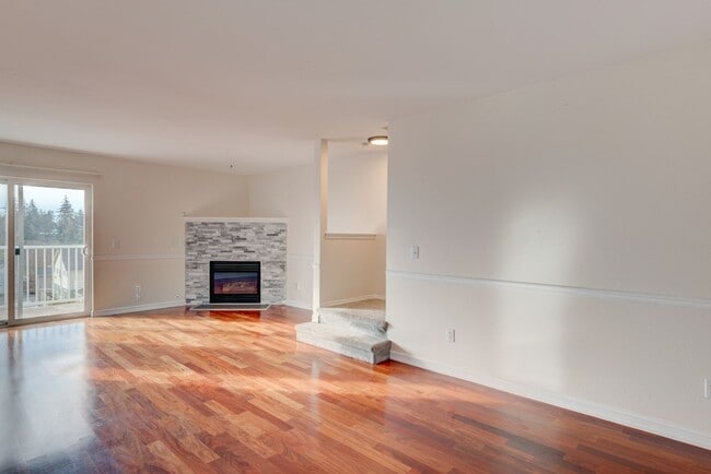 Building Photo - 2 Bedroom, 2.5 Bath Condo in Madrona Heights