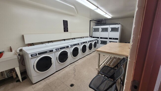 Building Photo - Nice 2bd, 1bath, 1pkg 700sqft unit . $2500