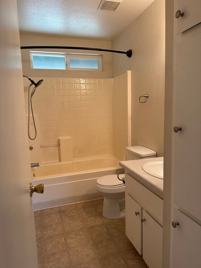 Building Photo - Cute well maintained home, convenient Anderson location