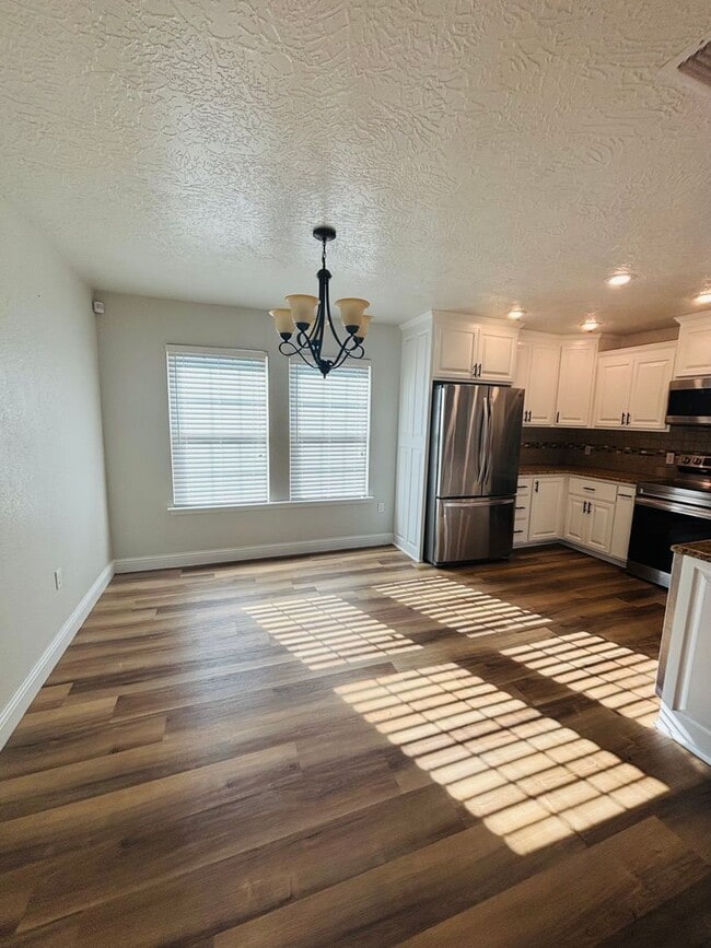 Building Photo - 517 Almond Tree Ln