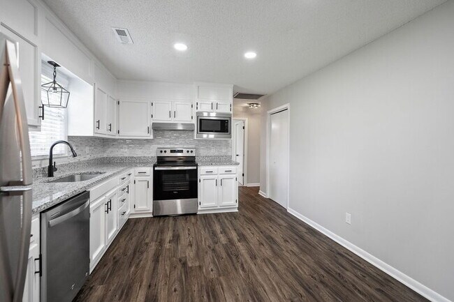 Building Photo - 1028 SE Kinsey Dr