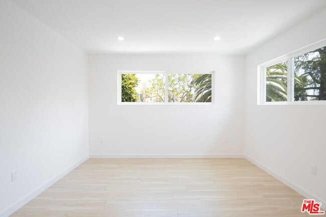Building Photo - 1346 N Stanley Ave