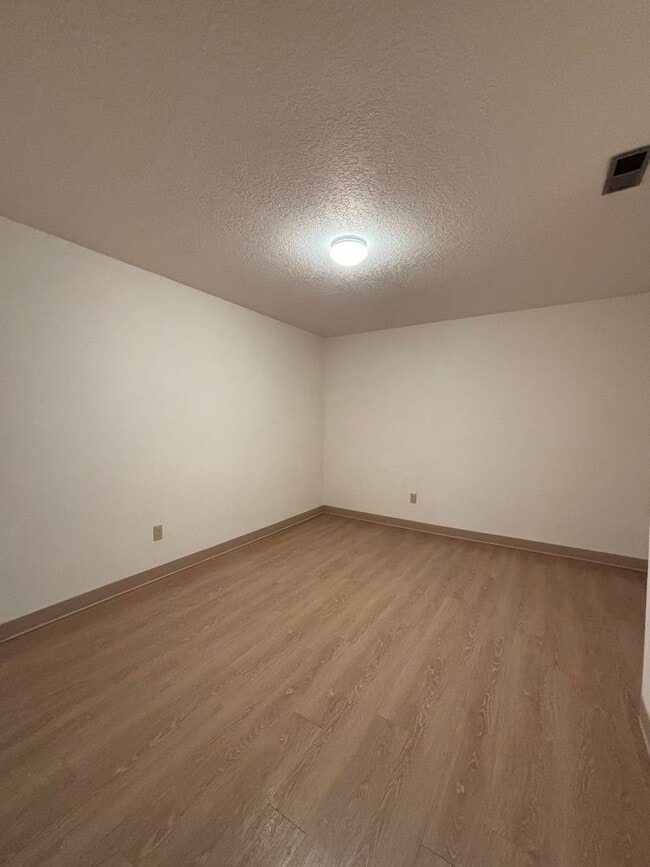 Building Photo - 3 bedroom, 2 bath home in Newberg