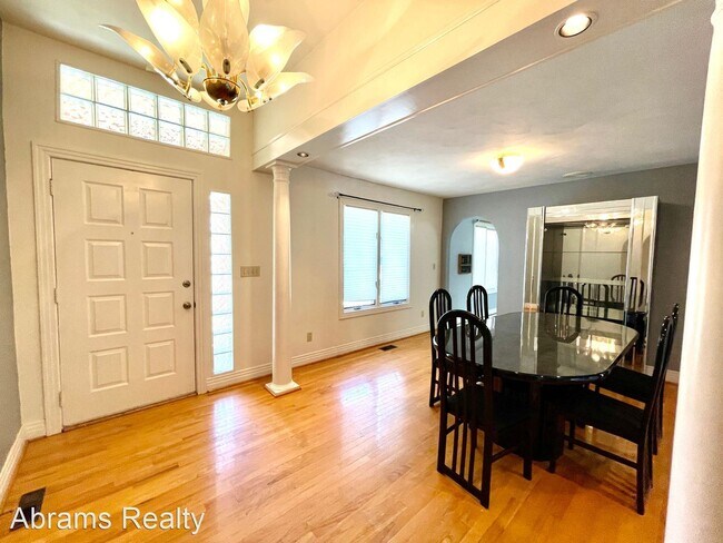 Building Photo - 4 br, 2.5 bath House - 725 Dickens Pl