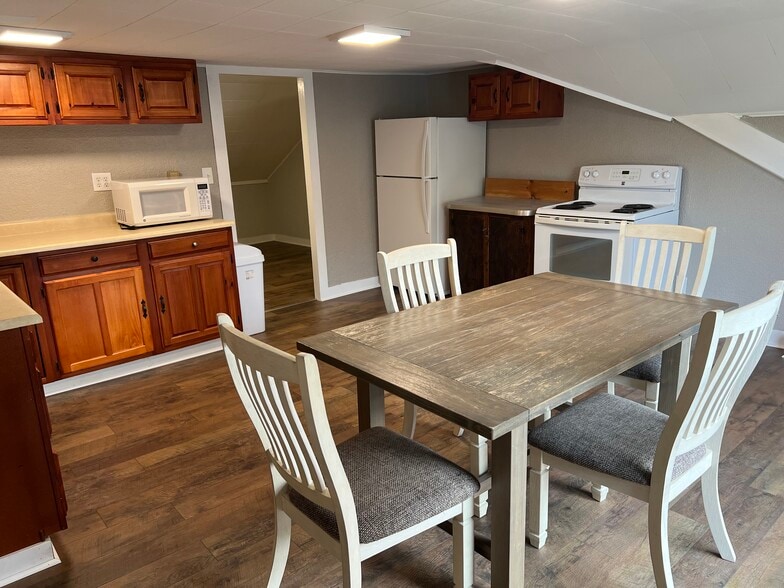 Building Photo - 420 William St