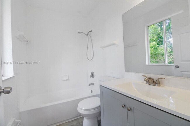 Building Photo - 1543 SE 24th Ct