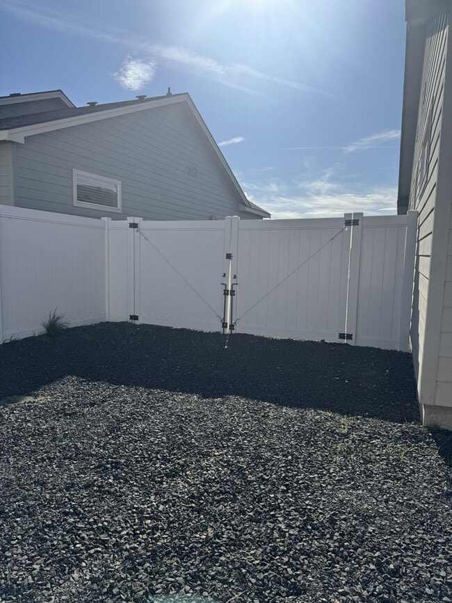 Building Photo - Lovely Open concept Low Maintenance