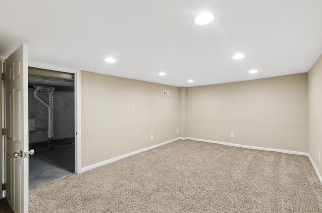 Building Photo - 557 E Royal Forest Blvd