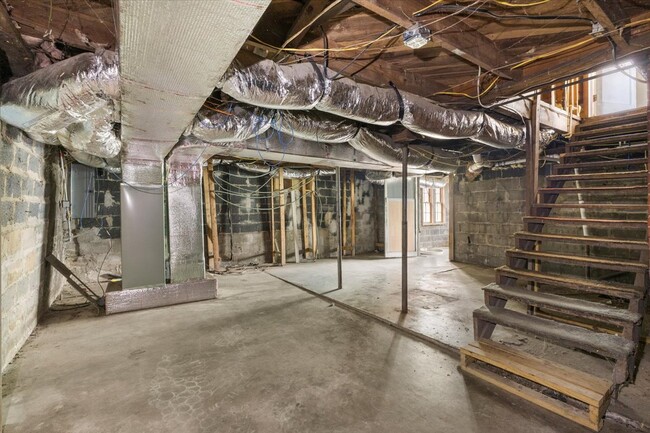 Building Photo - 530 Lakeview St