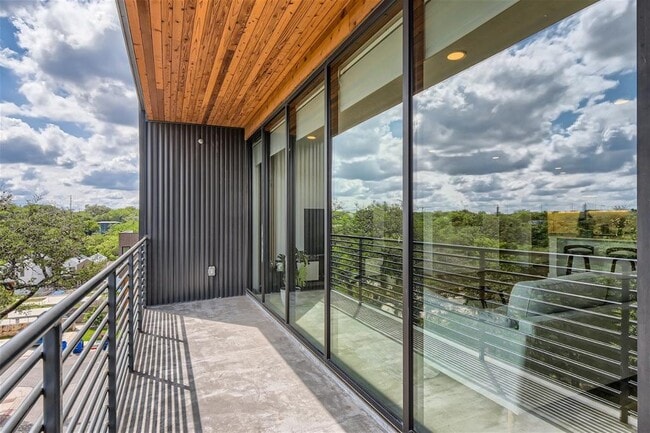 Building Photo - 900 S 1st St