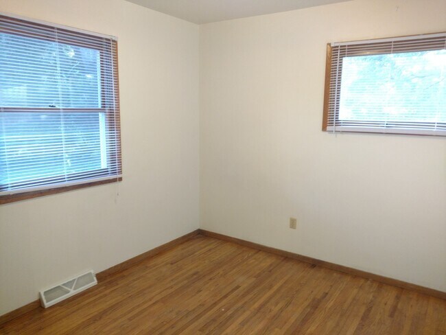 Building Photo - Now leasing for May 2026! Four Bed/Two Bath