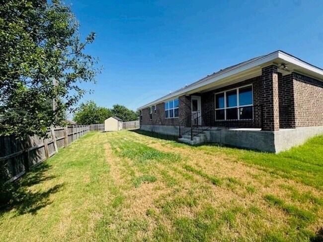 Building Photo - 907 Holliday Dr