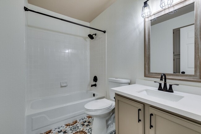 Building Photo - Fully upgraded 3 bedroom house on large lo...