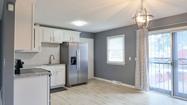 Building Photo - Spacious Modern 4 bedroom, 1 Full Ba, 2 Half bath
