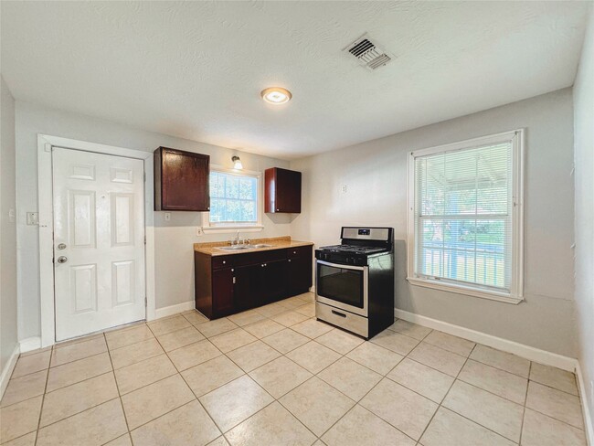 Building Photo - 6714 Dillon St