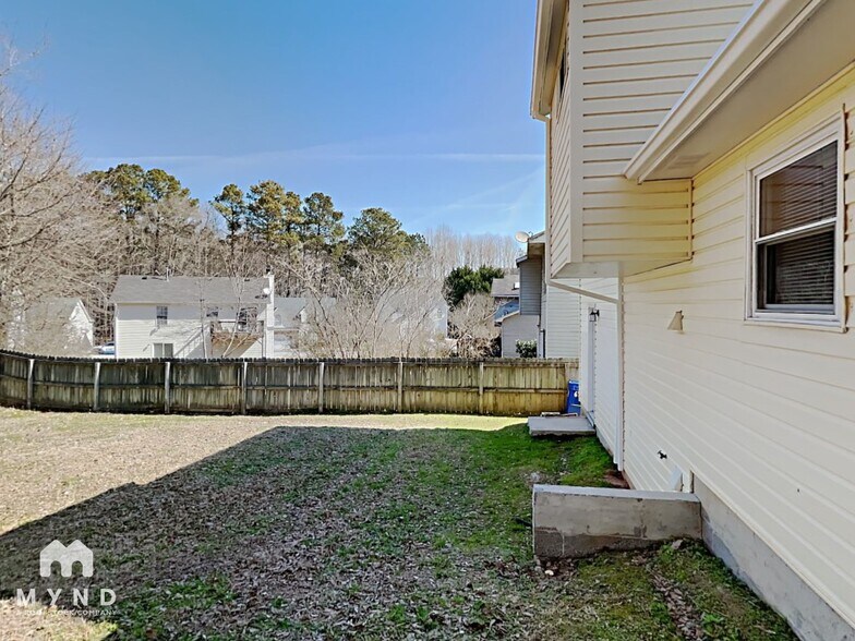 Building Photo - 6454 Eastbriar Dr