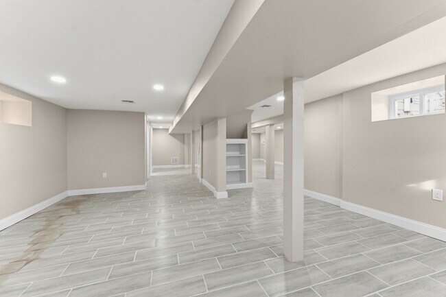 Building Photo - 94-96-96 Montrose St