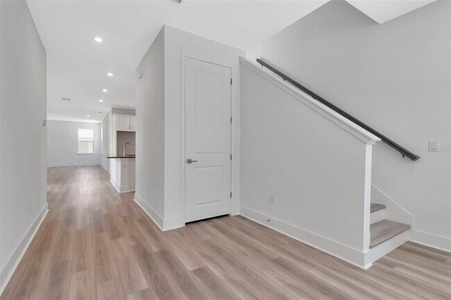 Building Photo - 402 E Oak Ave