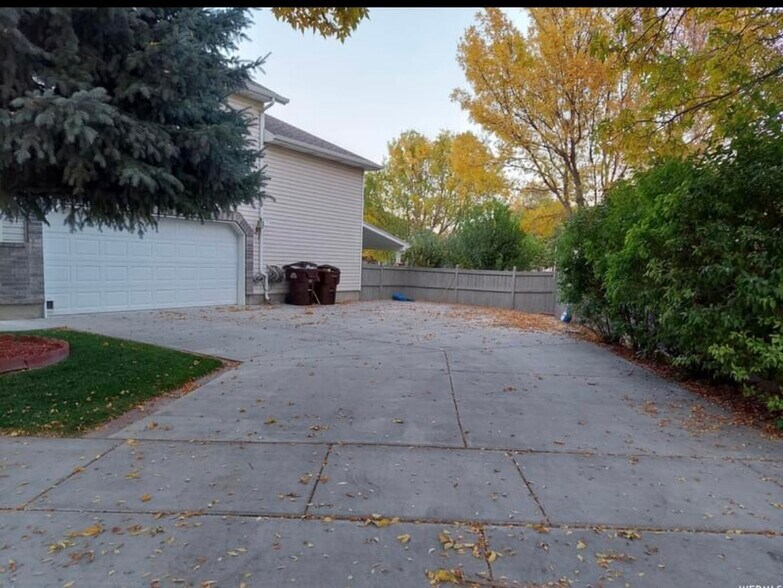 Building Photo - 7898 N Sparrowhawk Cir