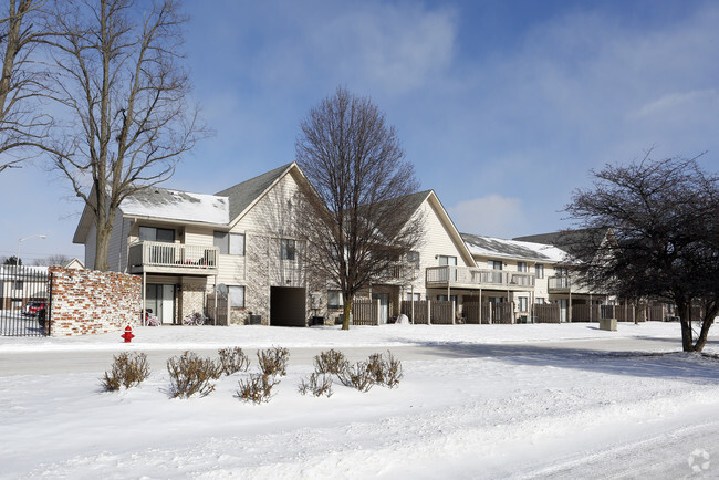 Building Photo - Lake Camelot Apartments