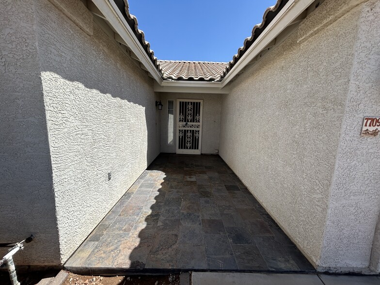 Building Photo - 7709 W Wahalla Ln