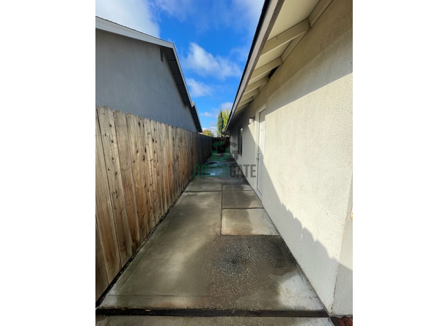 Building Photo - NOW AVAILABLE! Beautiful 3 Bedroom, 2 Bathroom Home Located in Ripon, CA