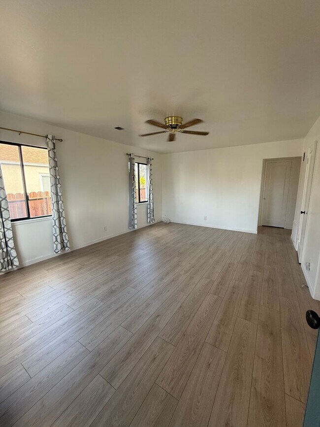 Building Photo - Easy Freeway access