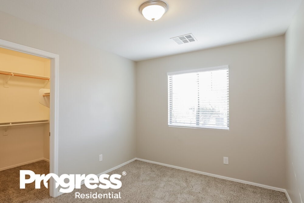 Building Photo - 6736 W Desert Ln