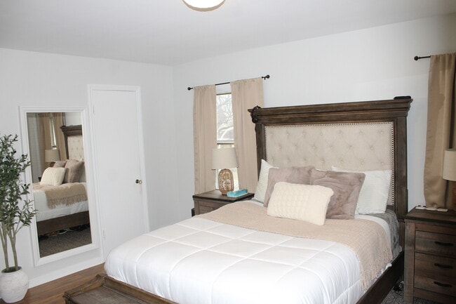 Building Photo - 6034 S Komensky Ave