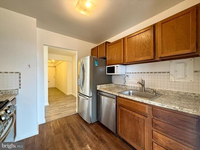 Building Photo - 5565 Columbia Pike