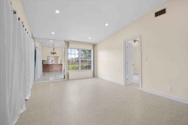 Building Photo - 5540 Lakewood Cir S