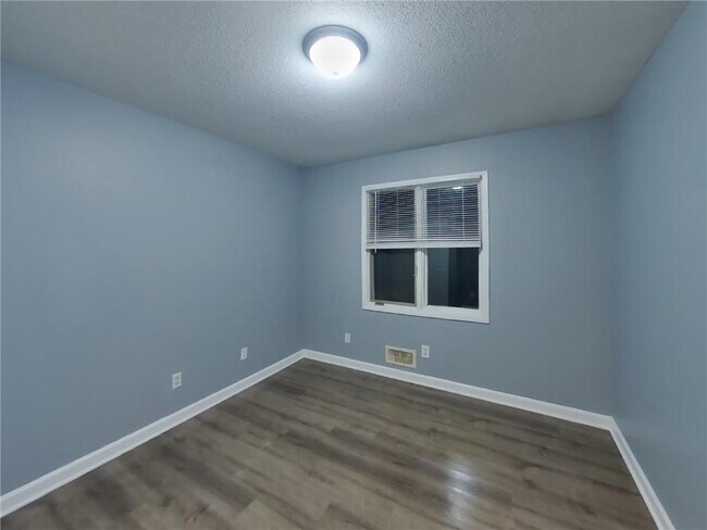 Building Photo - 820 Shenandoah Ln N