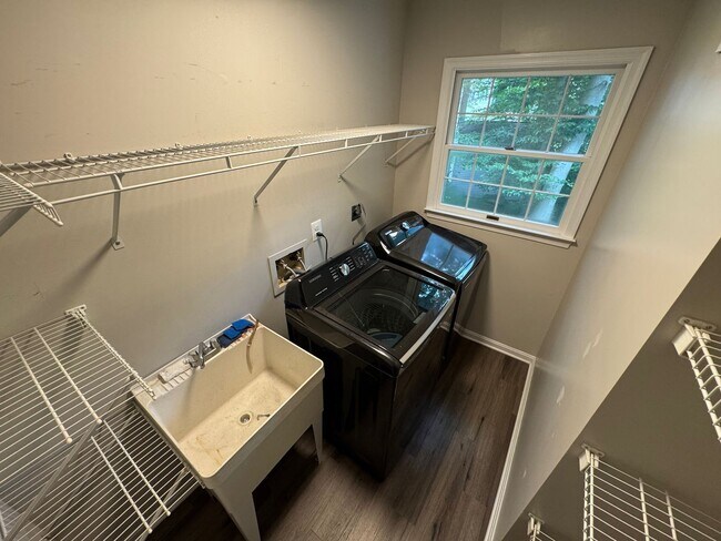 Building Photo - Stunning 4 Bed 3.5 Bath Home With Deck And...