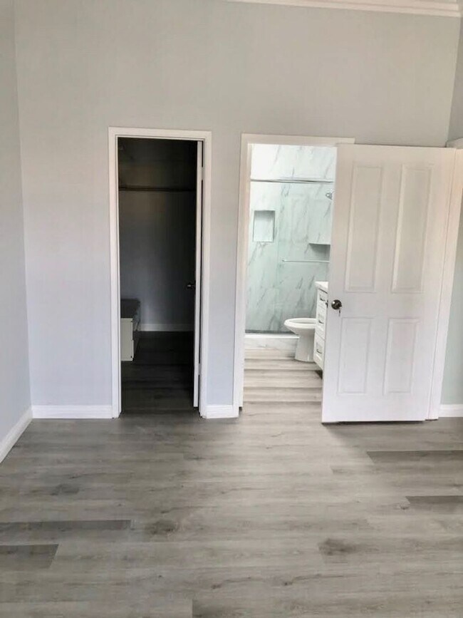 Building Photo - FOR RENT 2BR/2BA 900 SF Charming Renovated Condo In UTC