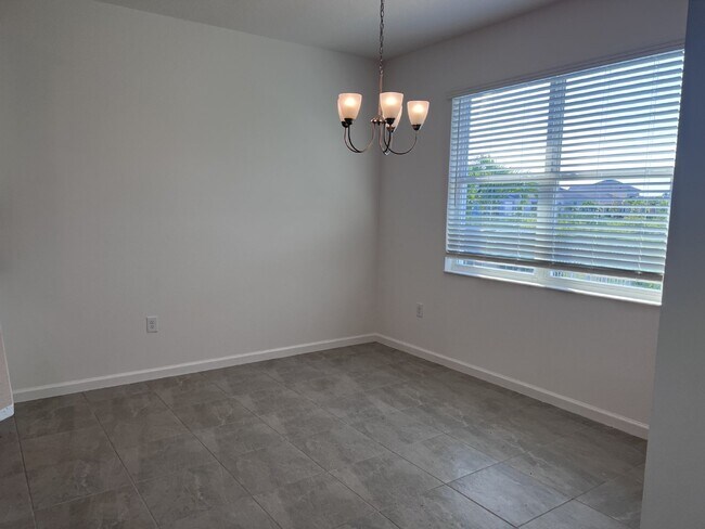 Building Photo - Spacious 4-Bedroom Home with 3 Full Baths in Apollo Beach, FL - Must See!