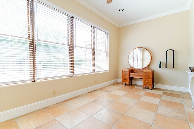 Building Photo - 3015 Caroline St