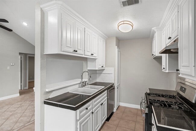 Building Photo - 13639 Tanvern Ln