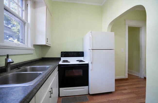 Building Photo - Charming Historic 2BR Apartment with Garag...