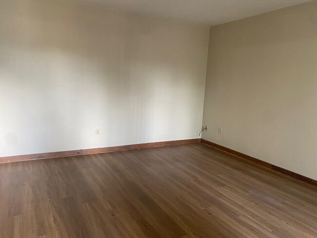 Building Photo - 2261 Claremont Ln