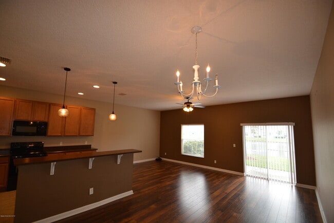 Building Photo - 2570 Revolution St