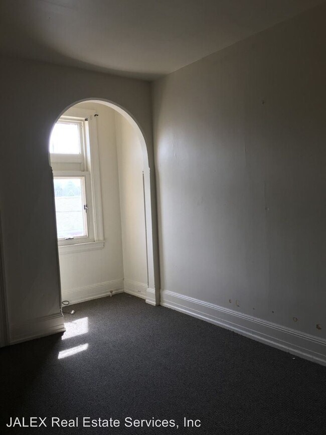 Building Photo - 117 E King St