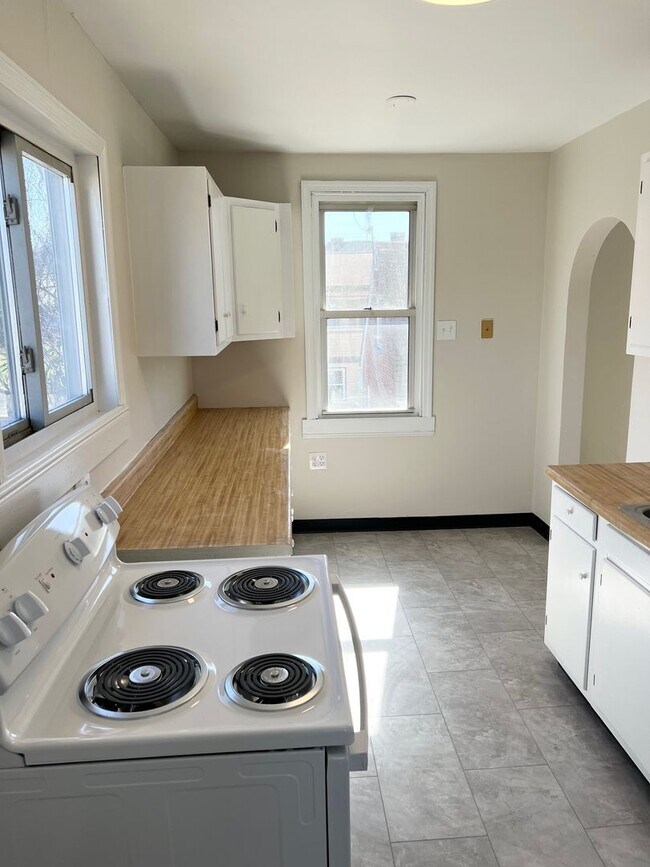 Building Photo - 3010 Zephyr Ave