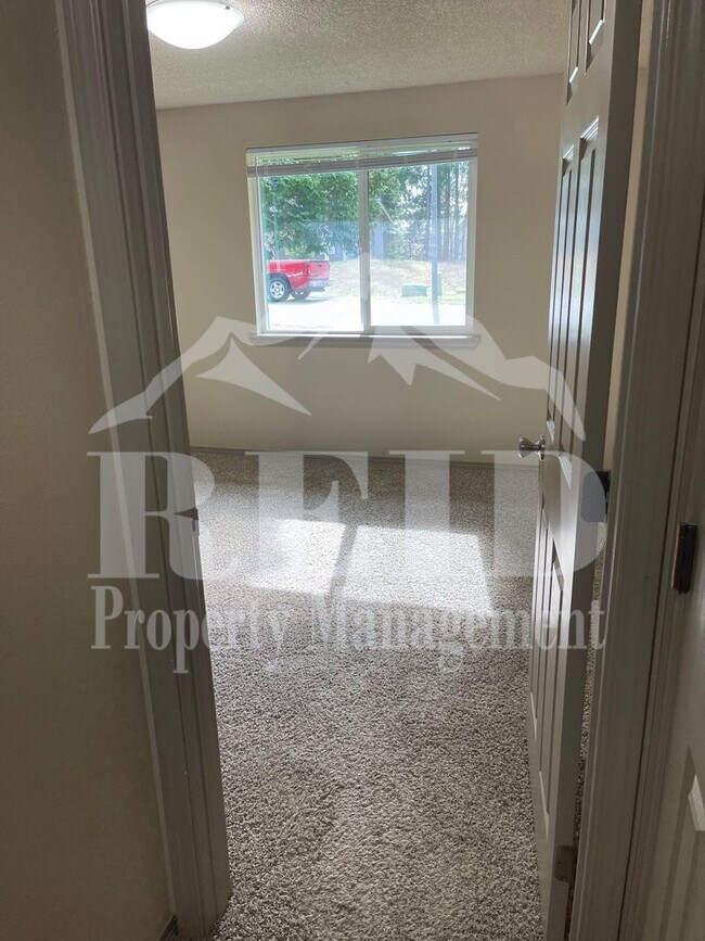 Building Photo - DUPLEX - 2 BED 1 BATH WITH 1 CAR GARAGE IN CENTRAL PORT ORCHARD!