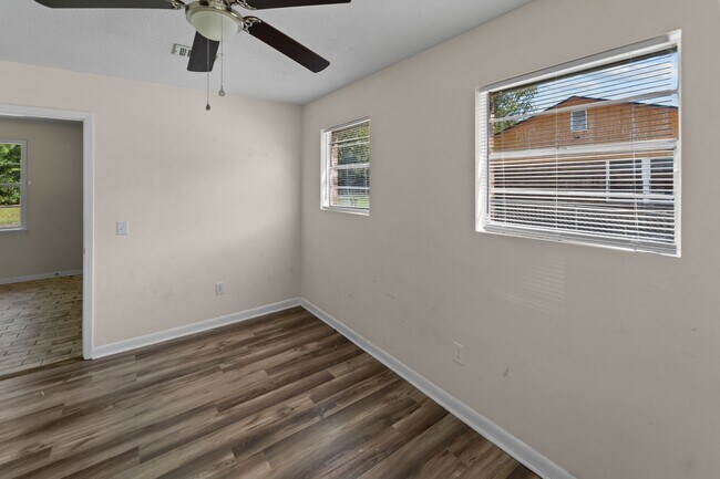 Building Photo - 234 Deerwood Dr