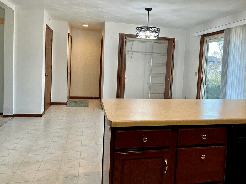 Building Photo - 1752 W Greenlawn Ln