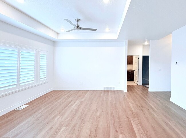 Building Photo - Six Bedroom House!! FREE: WiFi, Lawn care and Water softener!!