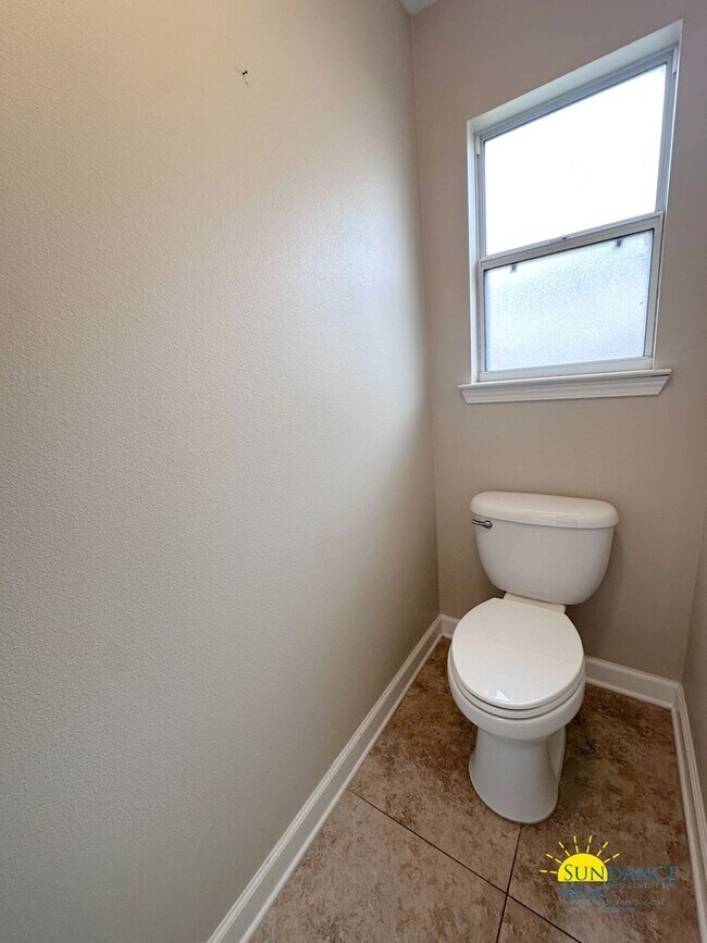 Building Photo - Spacious 3 Bedroom Home in Mary Esther!