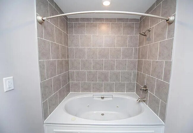 Building Photo - 3 Bedroom 2.5 Bathroom
