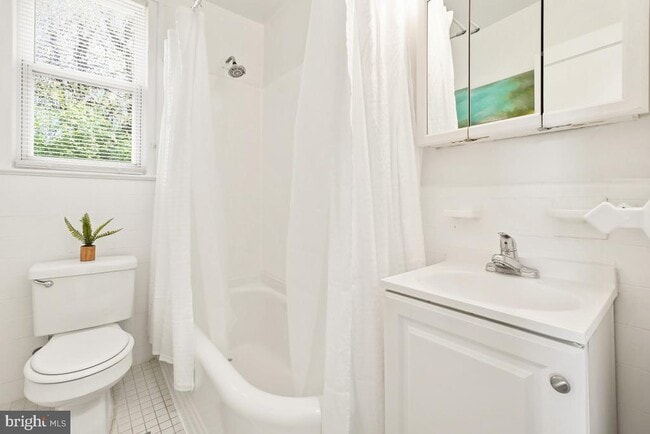 Building Photo - 7607 Eastern Ave NW